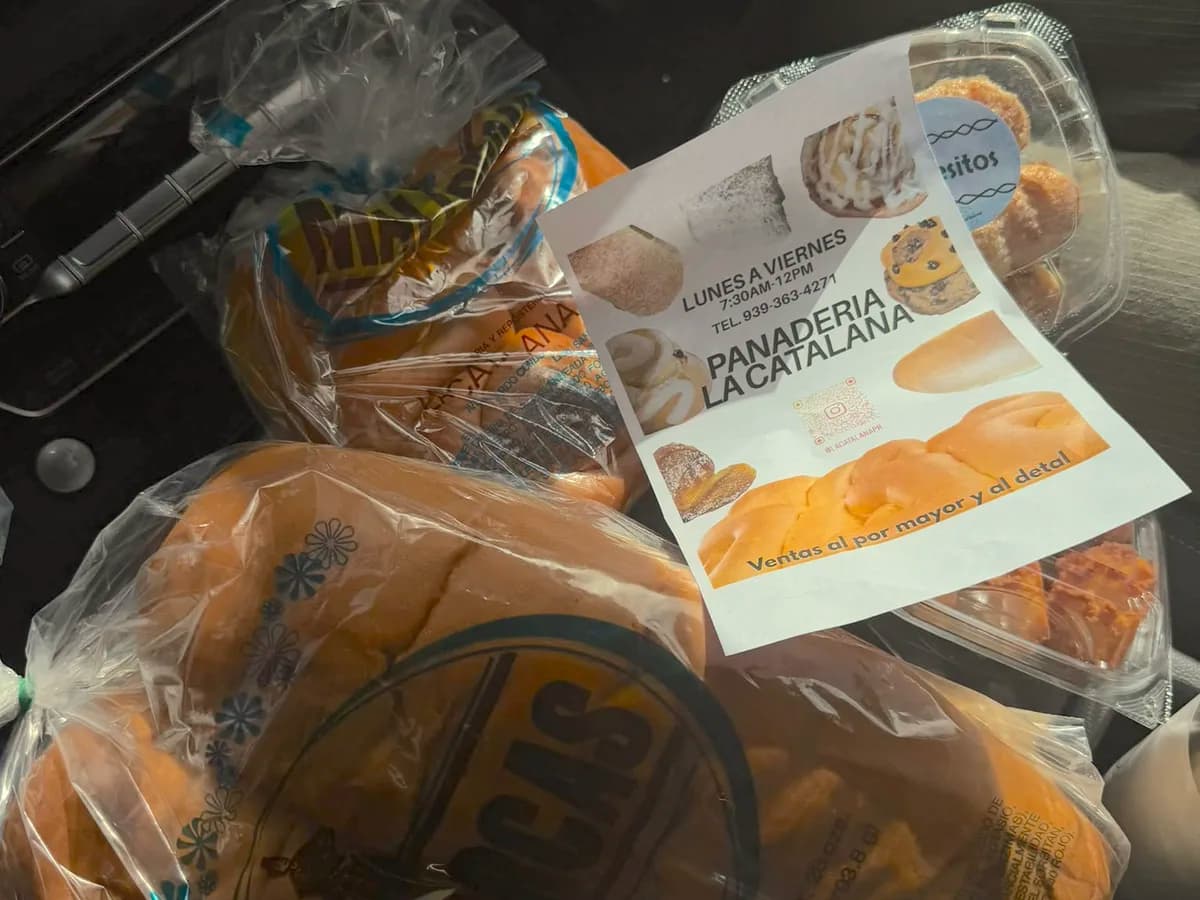 Bolsas sorpresa preparadas por una panadería local en Santurce